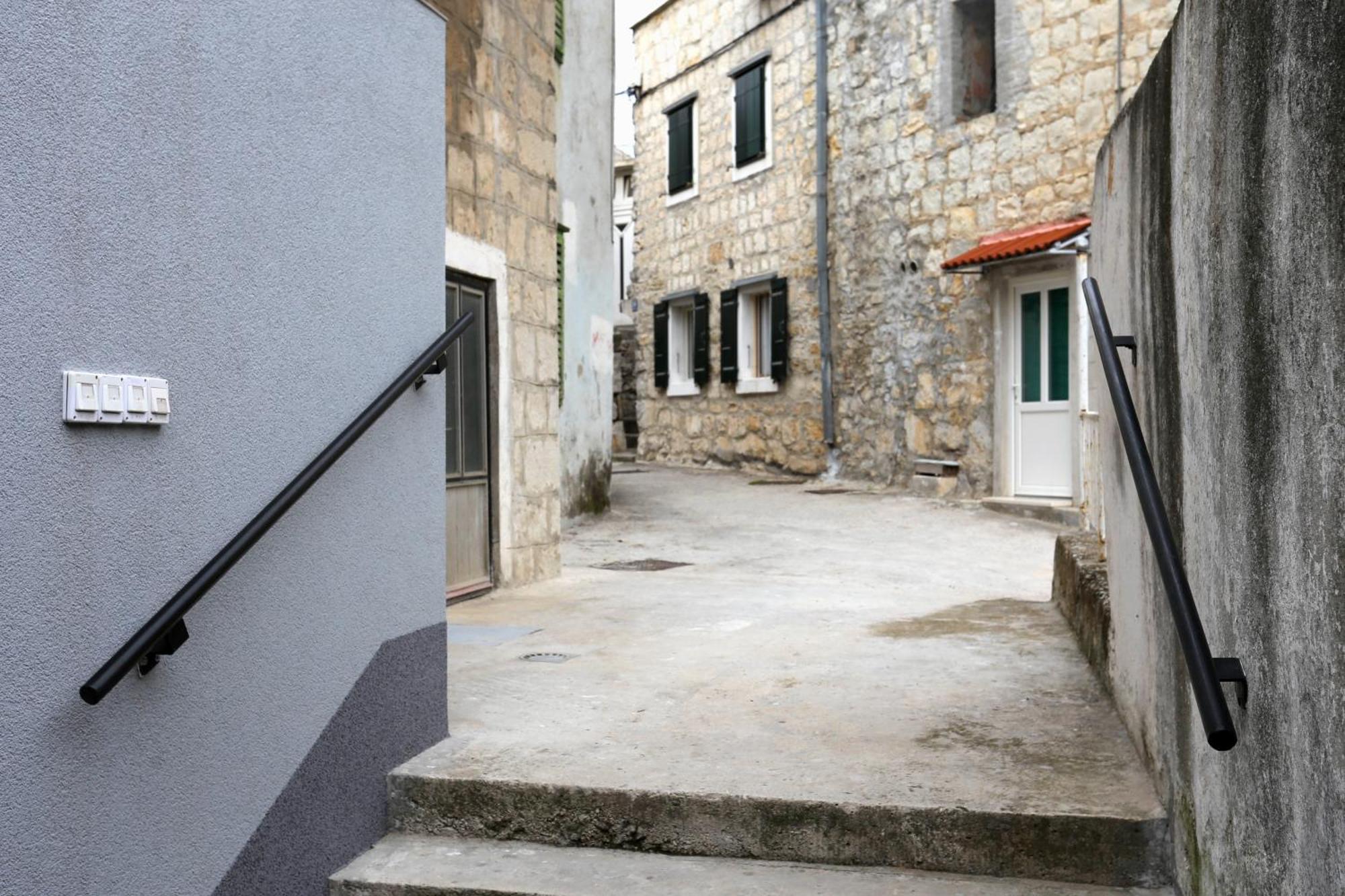 Apartments By The Sea Kastel Kambelovac, Kastela - 8679 Esterno foto