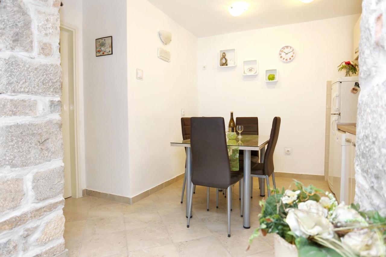 Apartments By The Sea Kastel Kambelovac, Kastela - 8679 Esterno foto