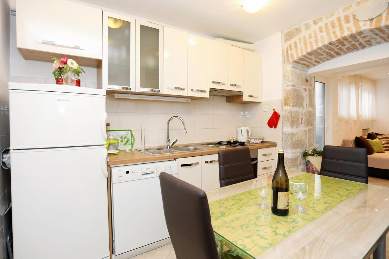 Apartments By The Sea Kastel Kambelovac, Kastela - 8679 Esterno foto