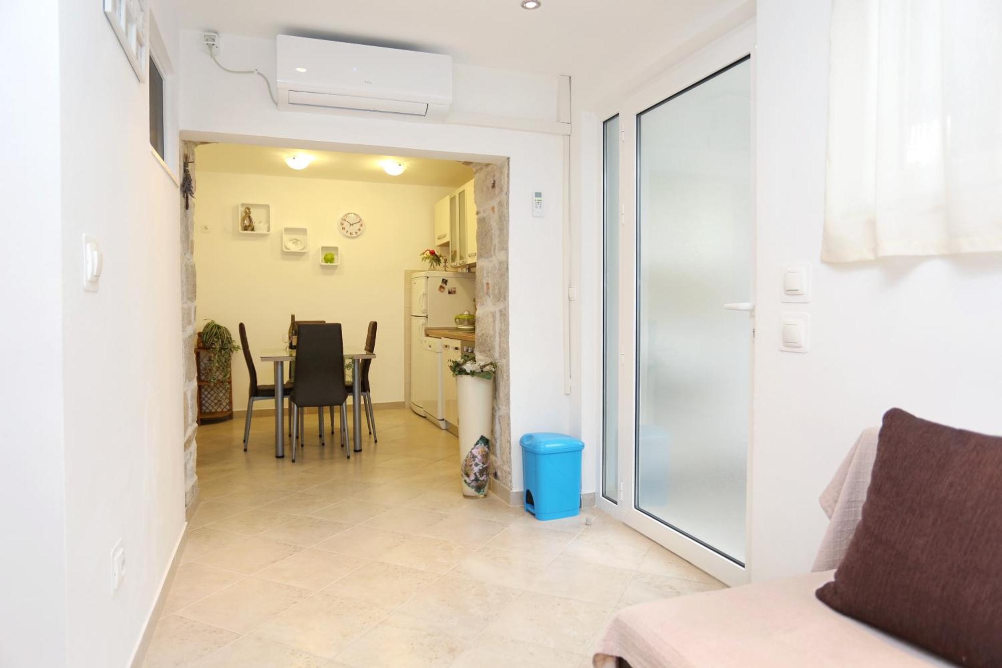 Apartments By The Sea Kastel Kambelovac, Kastela - 8679 Esterno foto